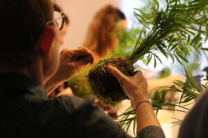 Atelier teambuilding de kokedama en Île-de-France, où les collaborateurs créent des compositions végétales pour renforcer la cohésion.