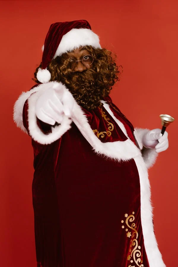 Homme déguisé en Père-Noël