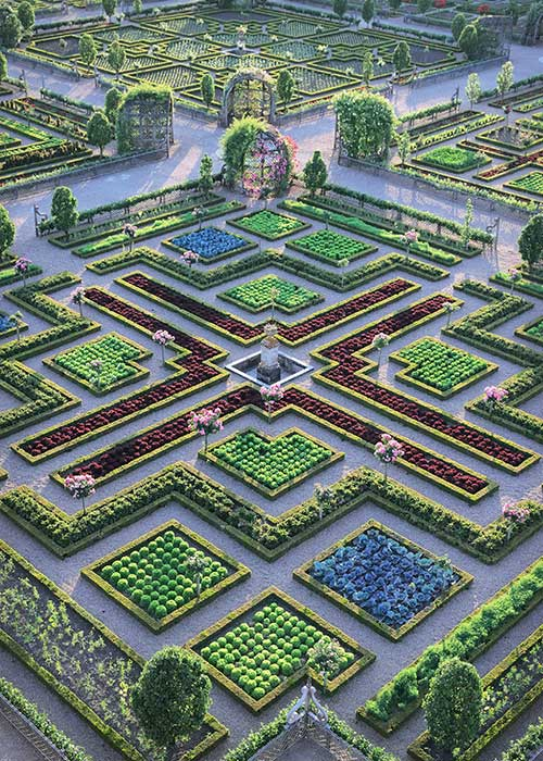 Jardin avec formes géométriques