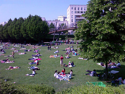 Jardin de Reuilly, un jour ensoleillé, avec des personnes sur la pelouse