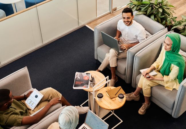4 salariés assis entrain de prendre une pause café dans un espace de travail en 2022